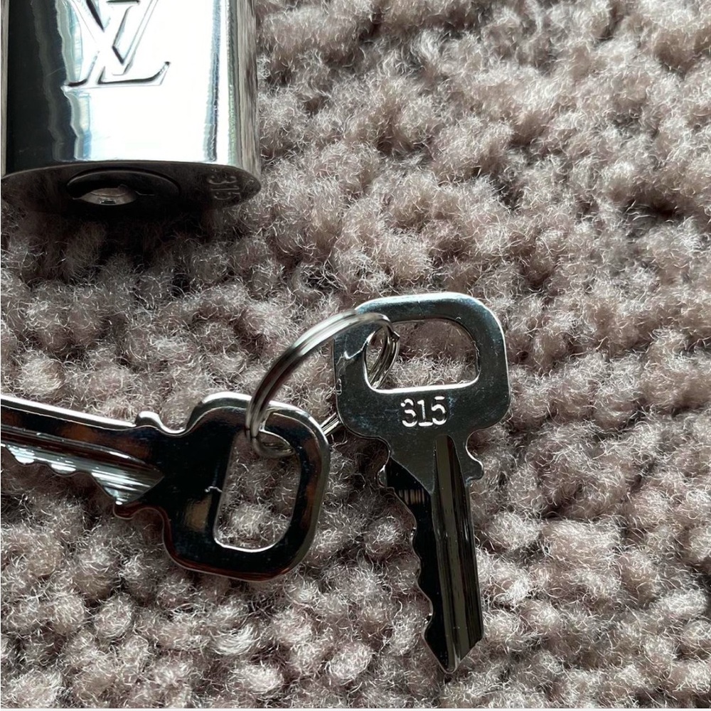 Vintage Louis Vuitton Silver Lock and 2 2️⃣ Keys - Picture 6 of 6